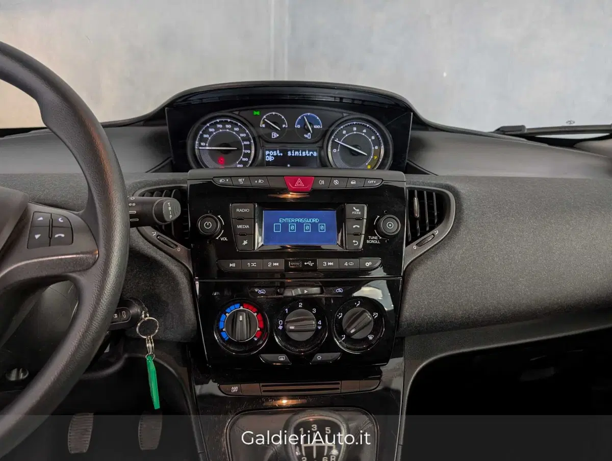 Lancia Ypsilon usata a Salerno (11)