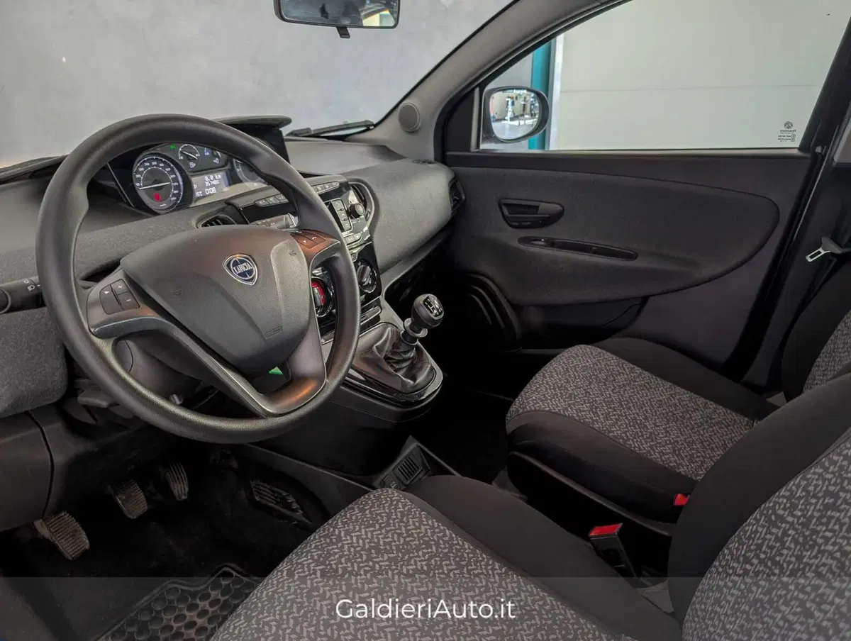 Lancia Ypsilon usata a Salerno (8)