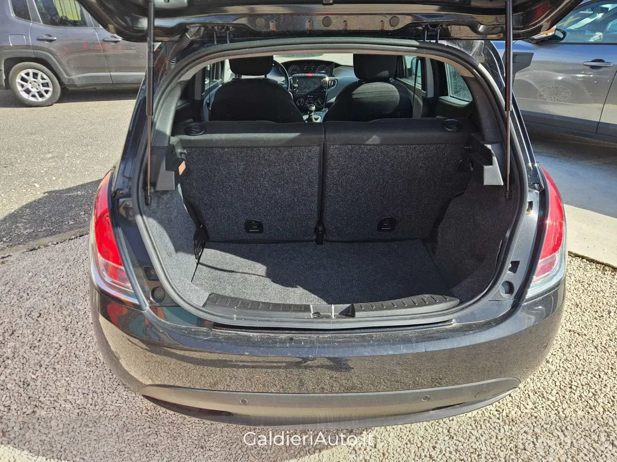 Lancia Ypsilon usata a Salerno (6)