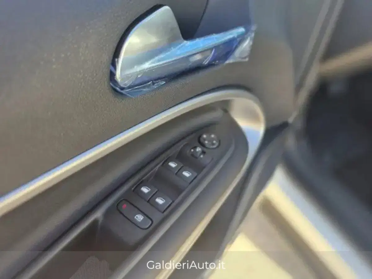 Jeep Avenger nuova a Salerno (5)