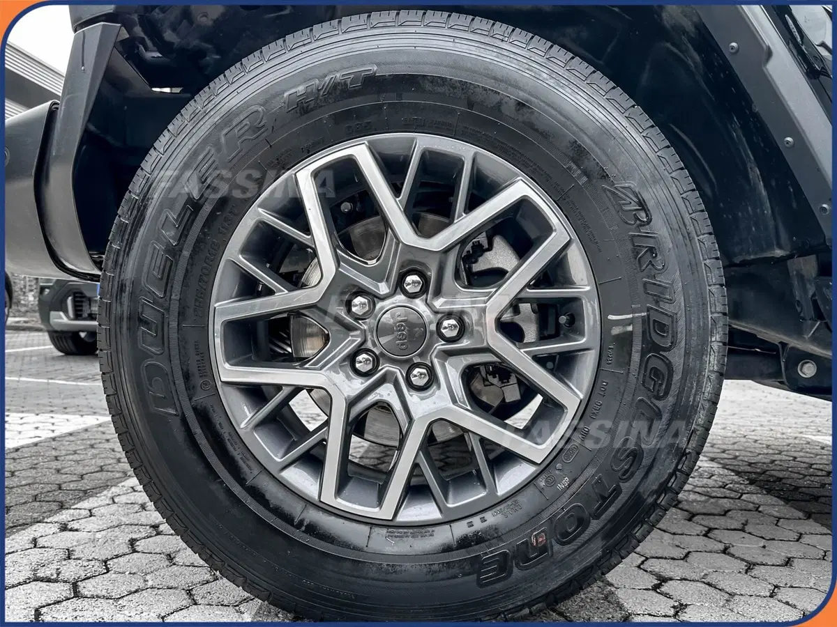 Jeep Wrangler Unlimited usata a Milano (7)