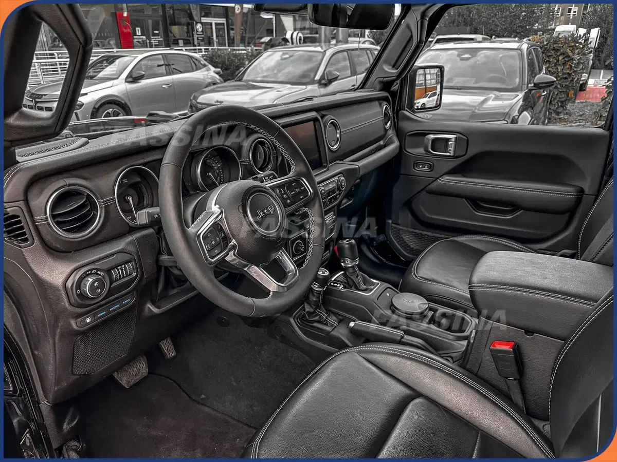 Jeep Wrangler Unlimited usata a Milano (8)