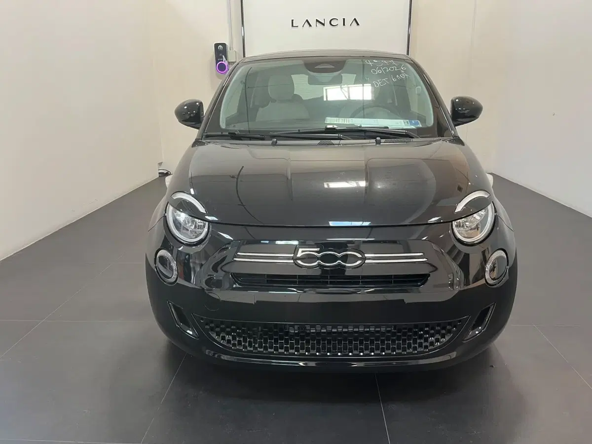 Fiat 500 nuova a Lucca (2)