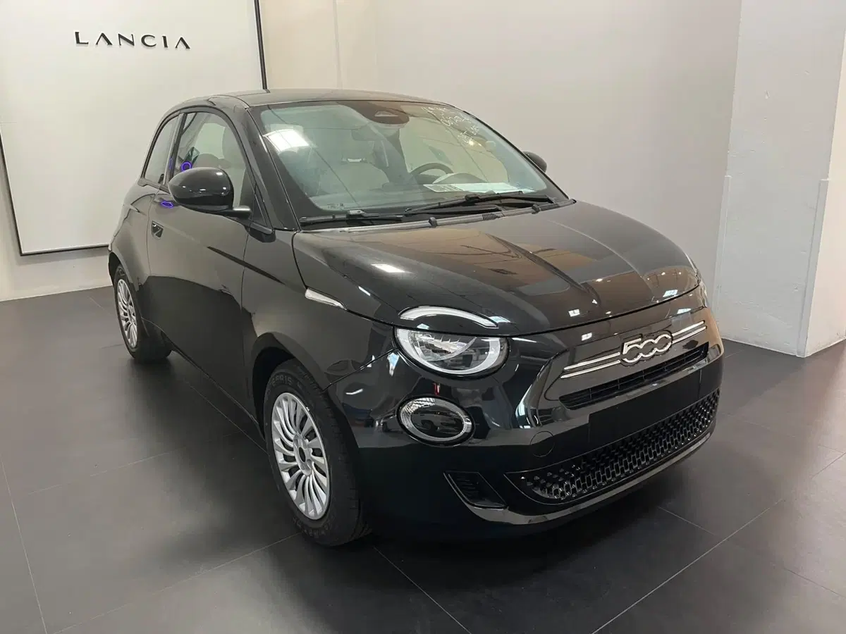 Fiat 500 nuova a Lucca (3)