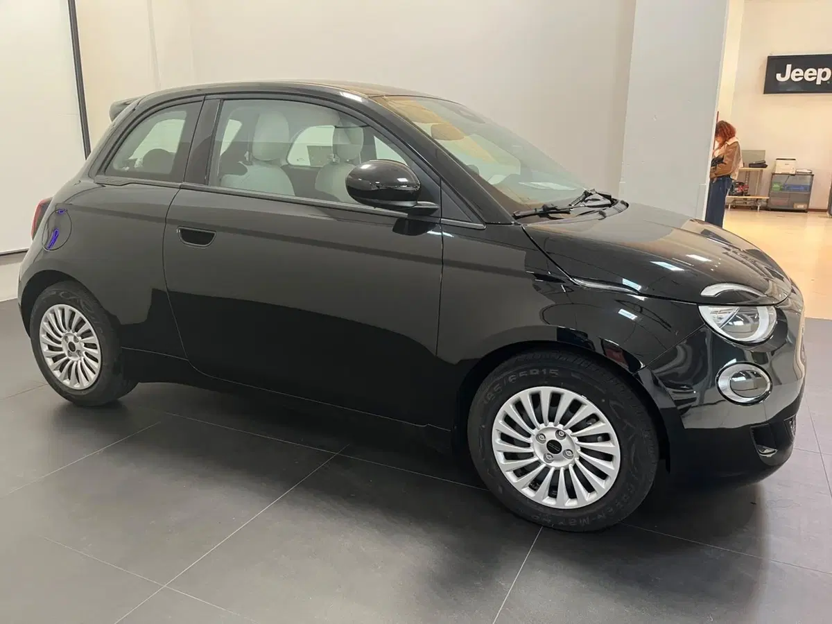 Fiat 500 nuova a Lucca (4)