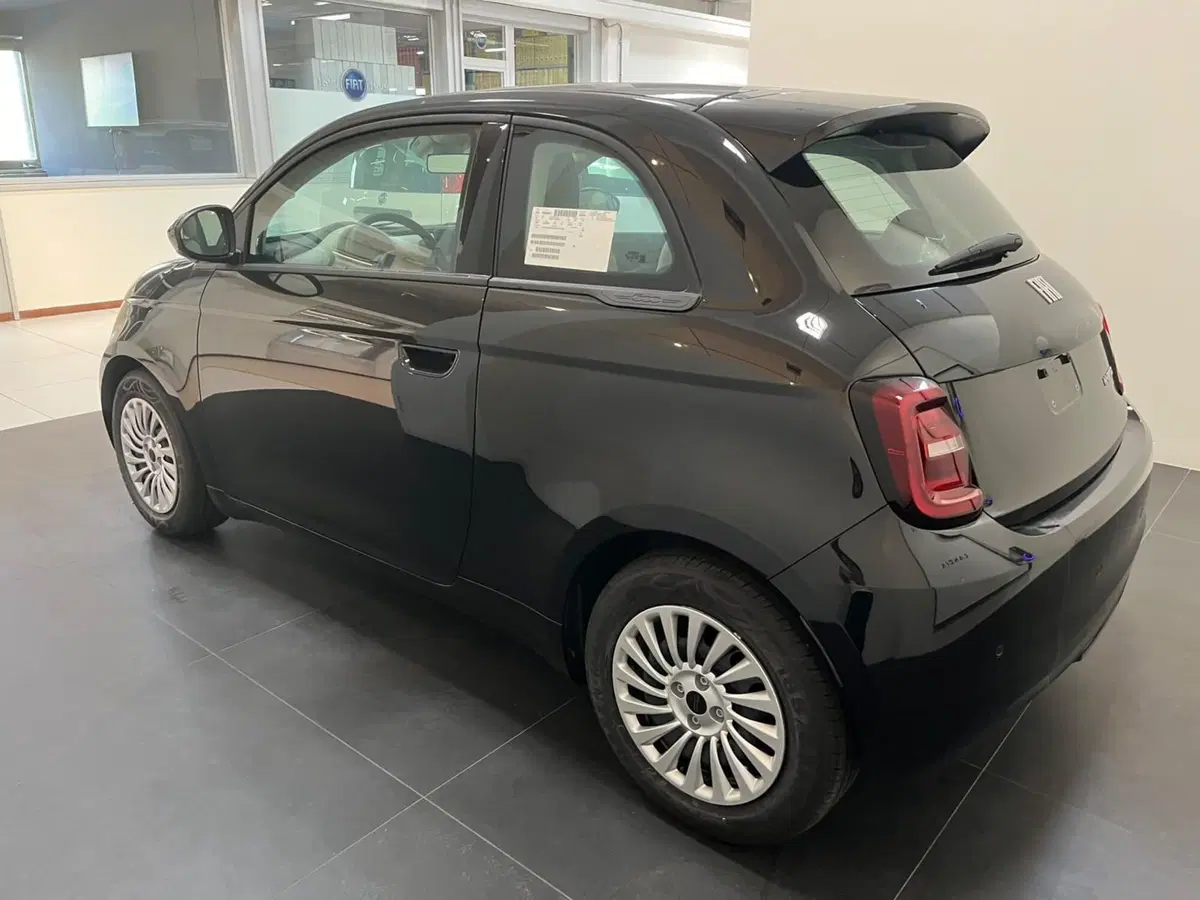 Fiat 500 nuova a Lucca (7)