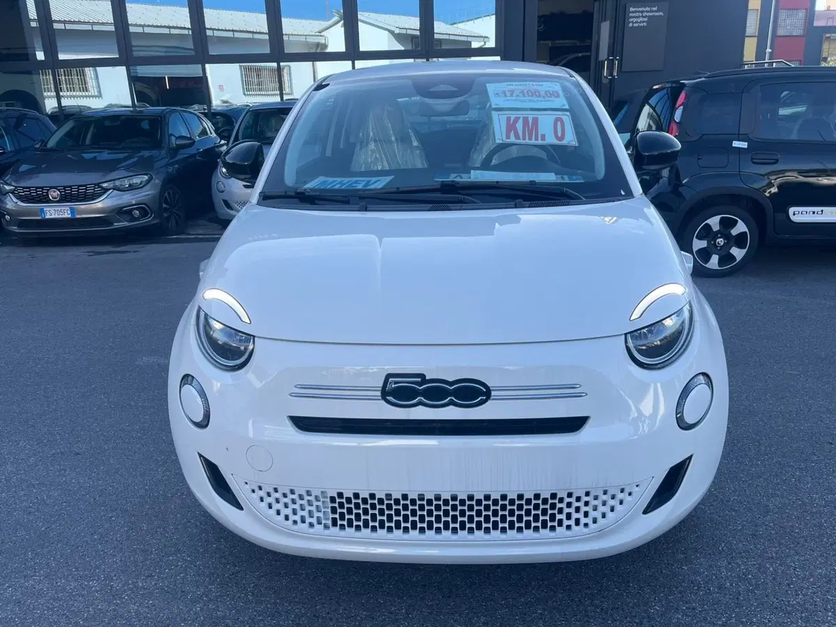 Fiat 500 nuova a Lucca (2)