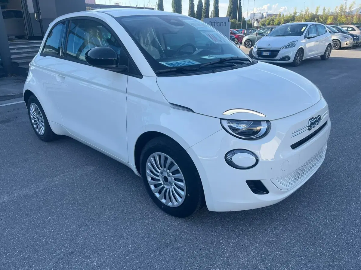 Fiat 500 nuova a Lucca (3)