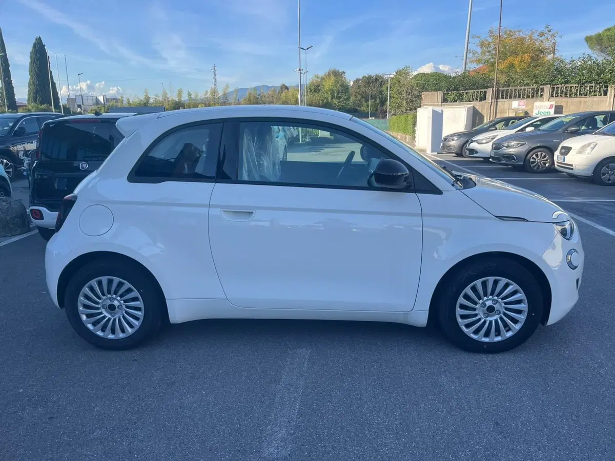 Fiat 500 nuova a Lucca (4)