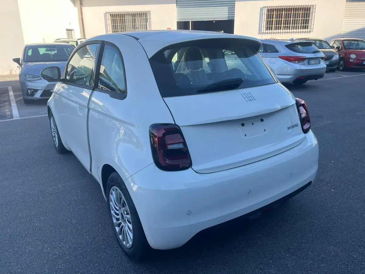 Fiat 500 nuova a Lucca (7)
