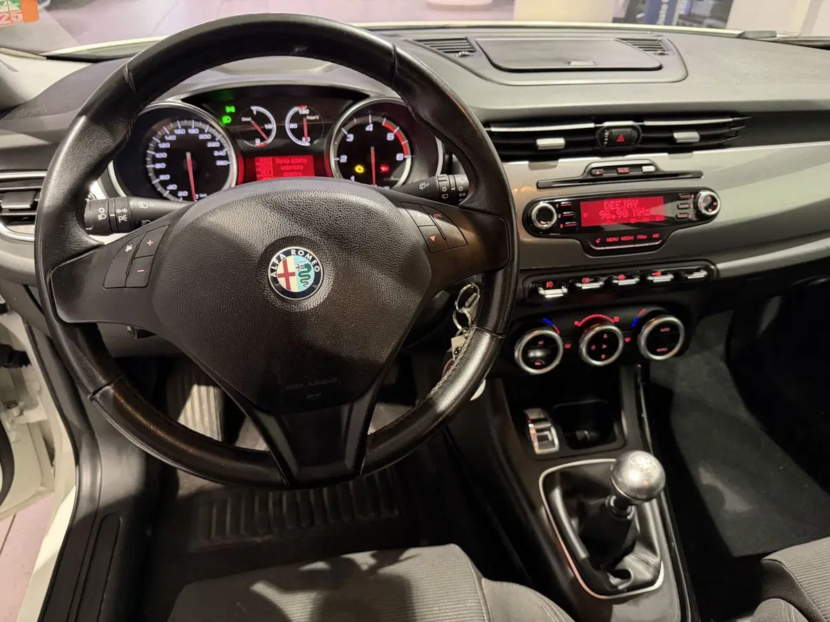 Alfa Romeo Giulietta usata a Genova (10)