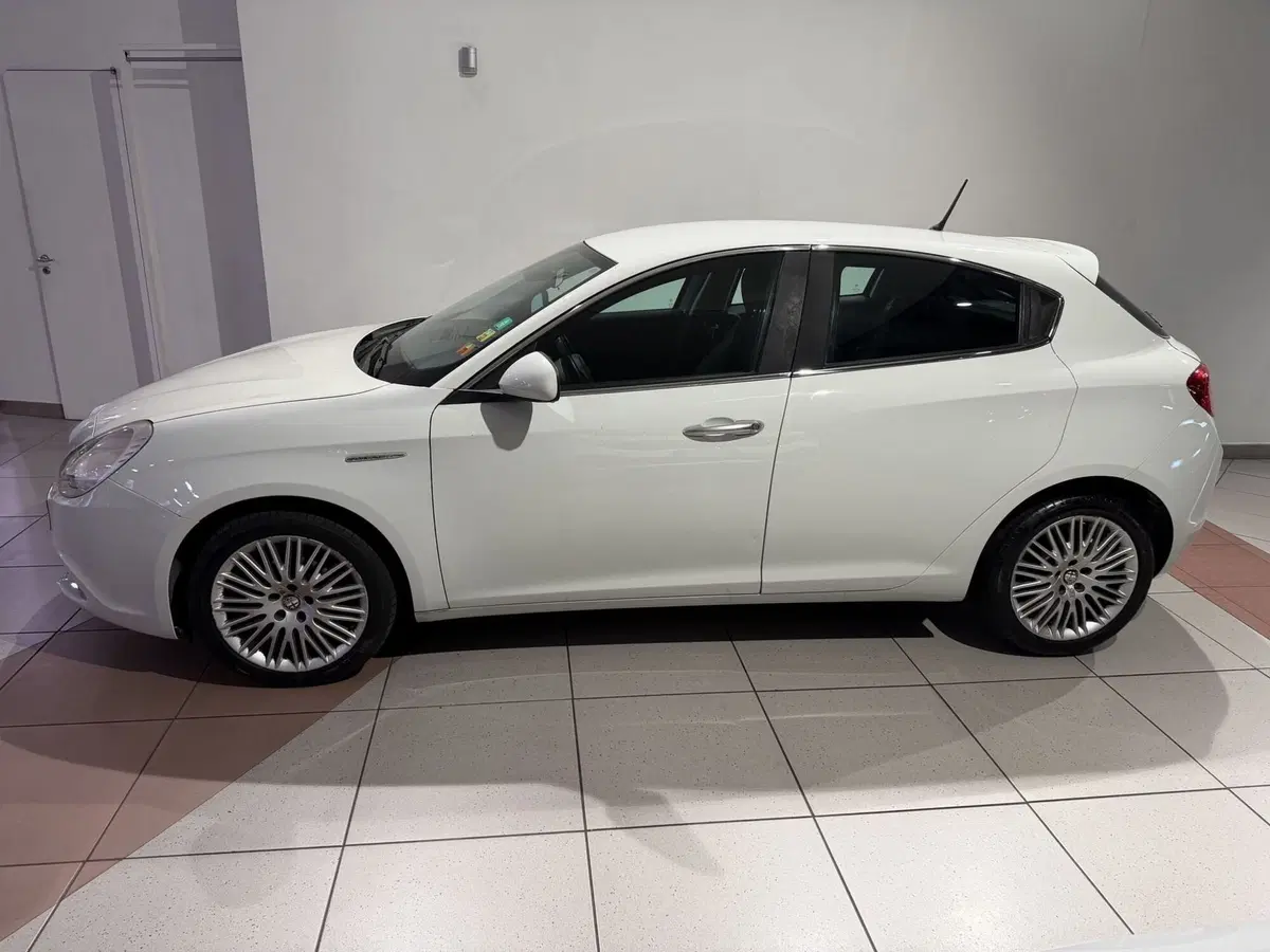 Alfa Romeo Giulietta usata a Genova (2)