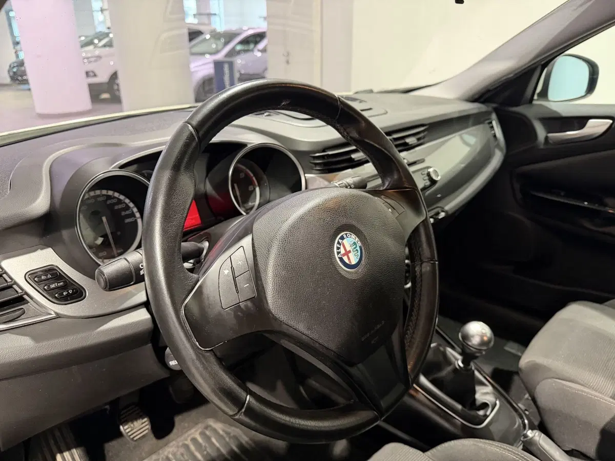 Alfa Romeo Giulietta usata a Genova (8)