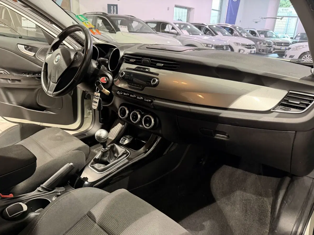 Alfa Romeo Giulietta usata a Genova (9)