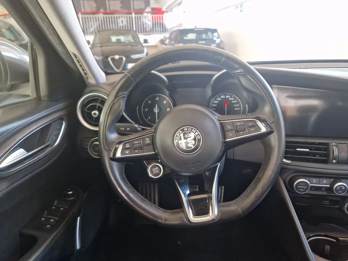 Alfa Romeo Giulia usata a Terni (12)