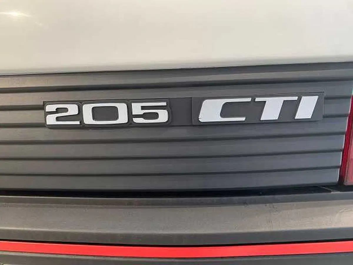 Peugeot 205 Cabrio usata a Venezia (13)
