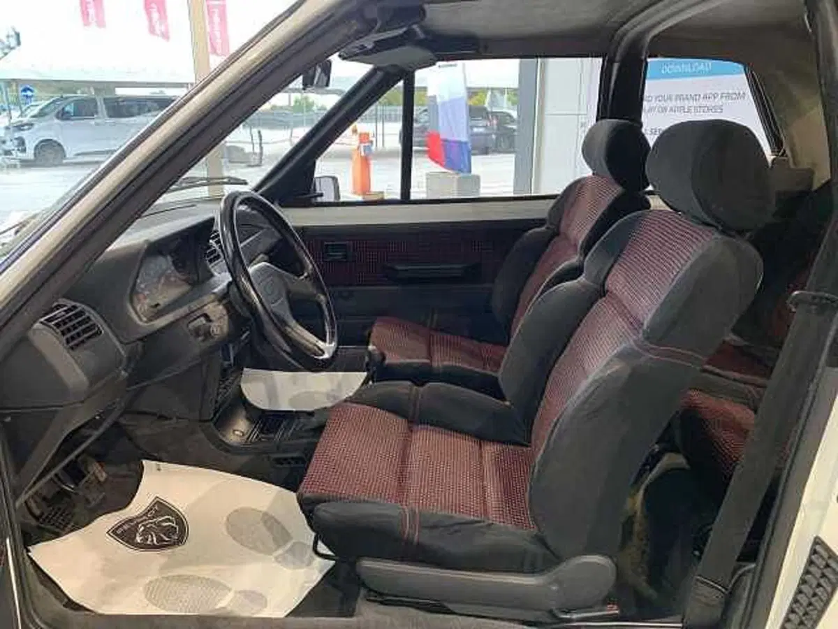 Peugeot 205 Cabrio usata a Venezia (15)