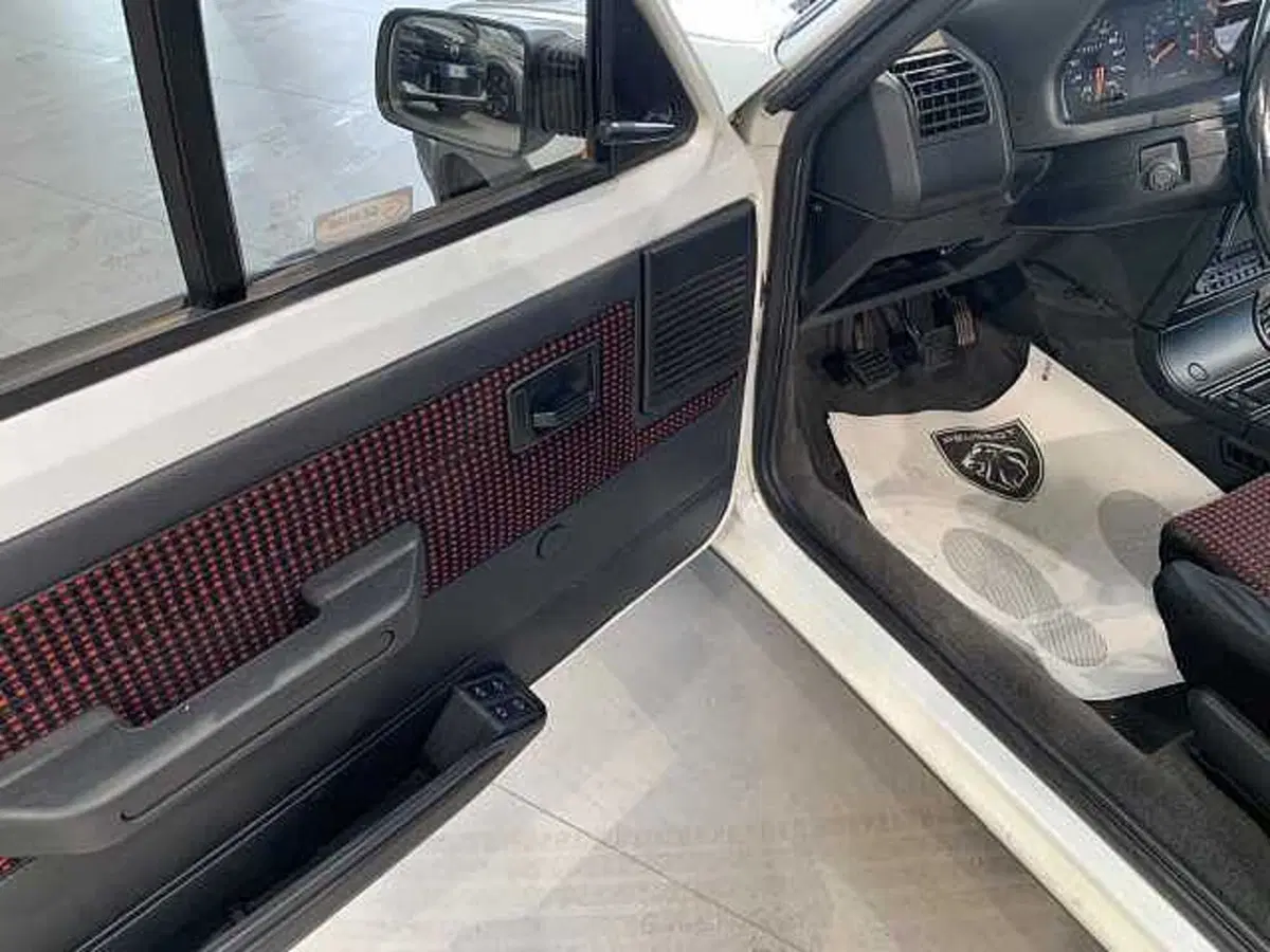 Peugeot 205 Cabrio usata a Venezia (17)