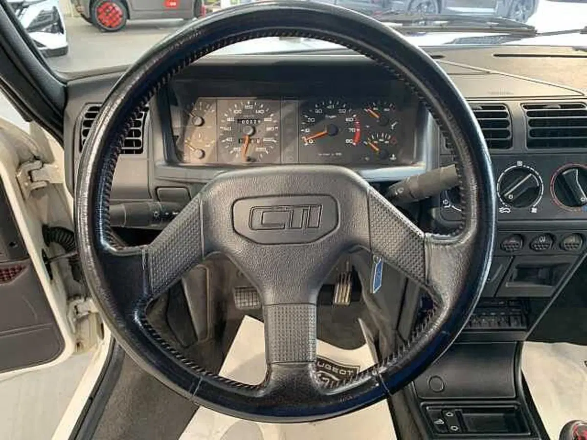 Peugeot 205 Cabrio usata a Venezia (18)