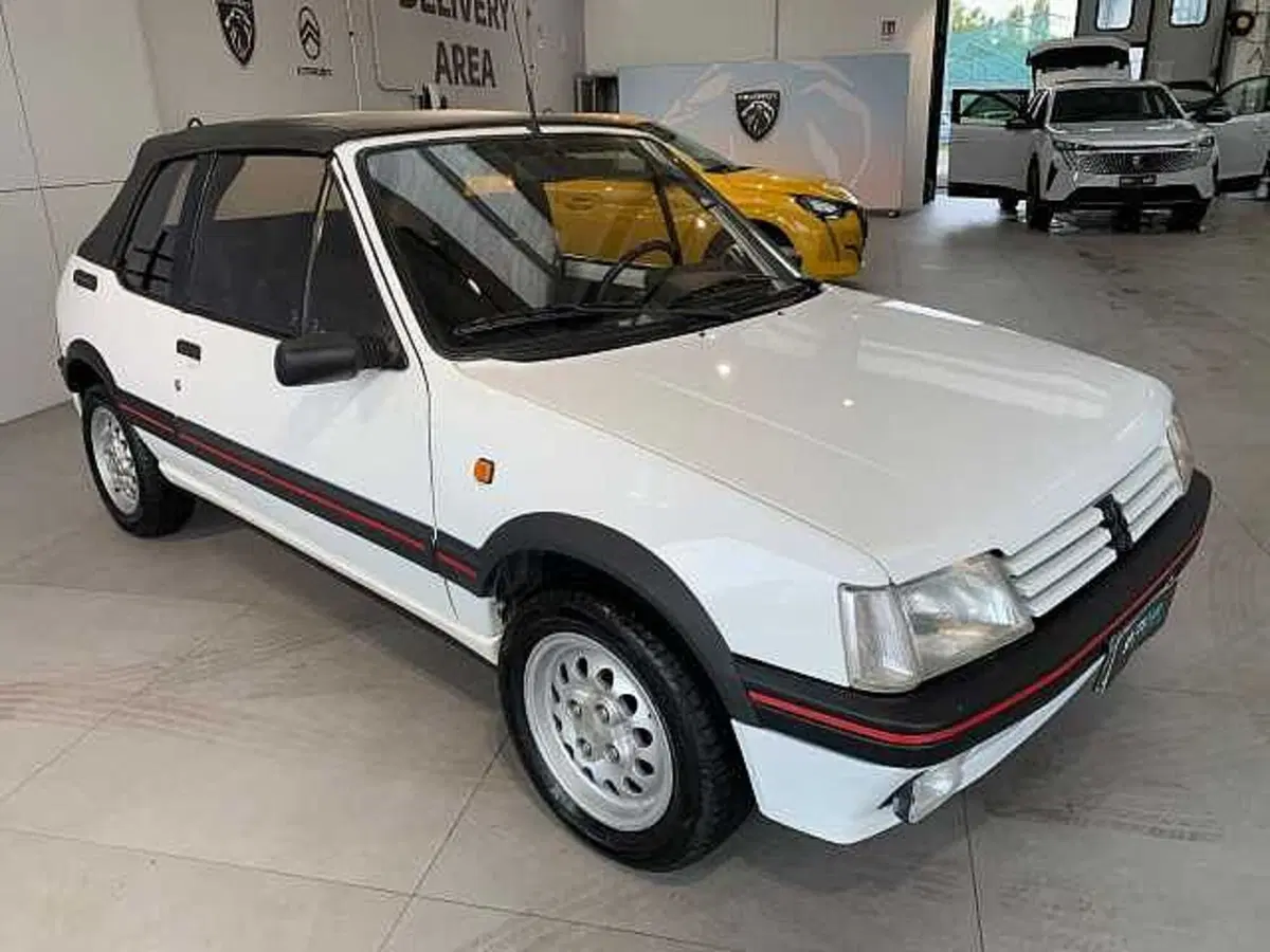 Peugeot 205 Cabrio usata a Venezia (3)