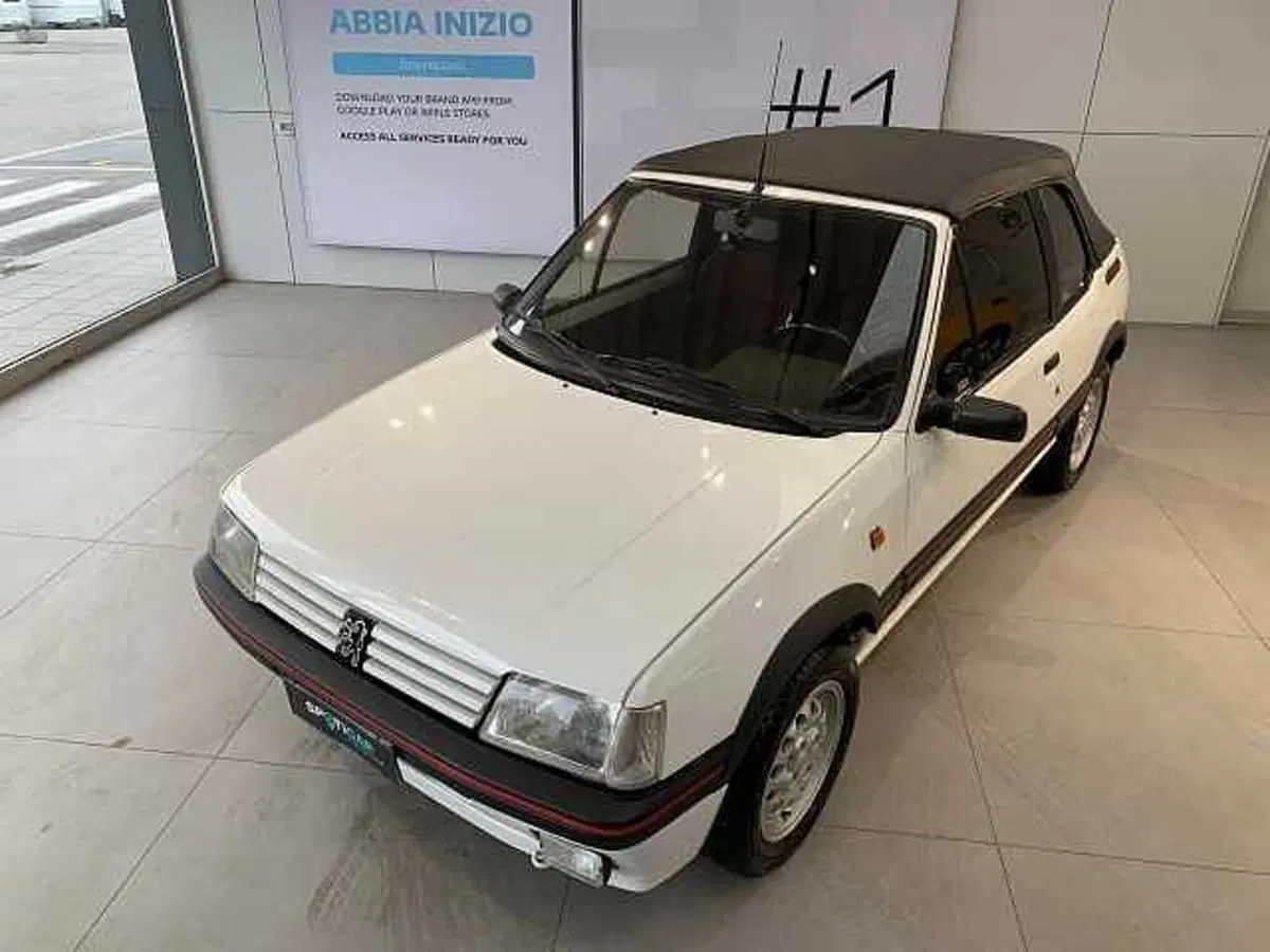 Peugeot 205 Cabrio usata a Venezia (4)