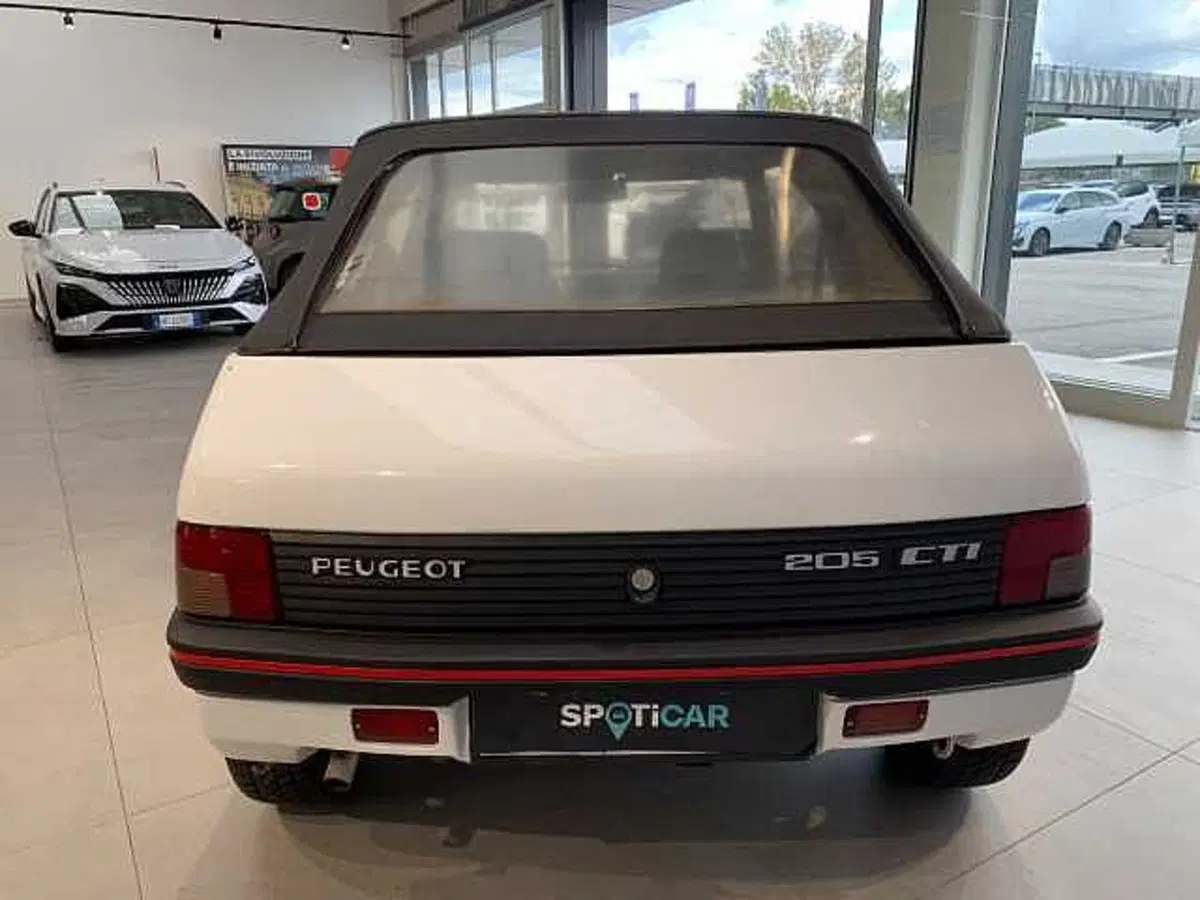 Peugeot 205 Cabrio usata a Venezia (6)