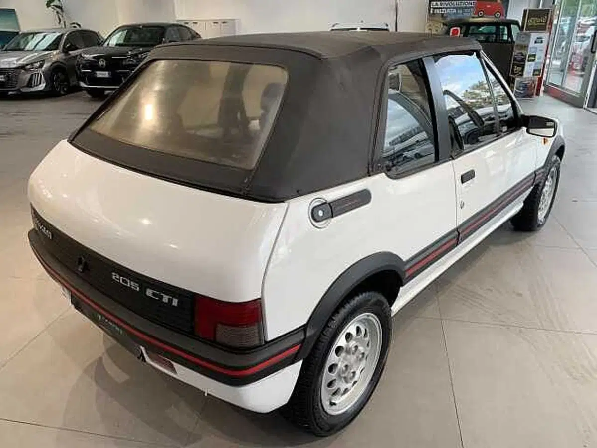 Peugeot 205 Cabrio usata a Venezia (7)