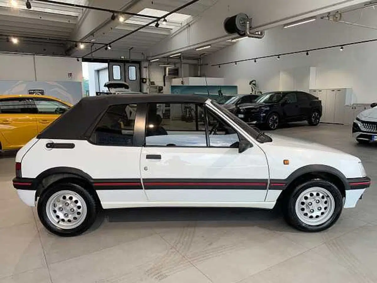 Peugeot 205 Cabrio usata a Venezia (8)