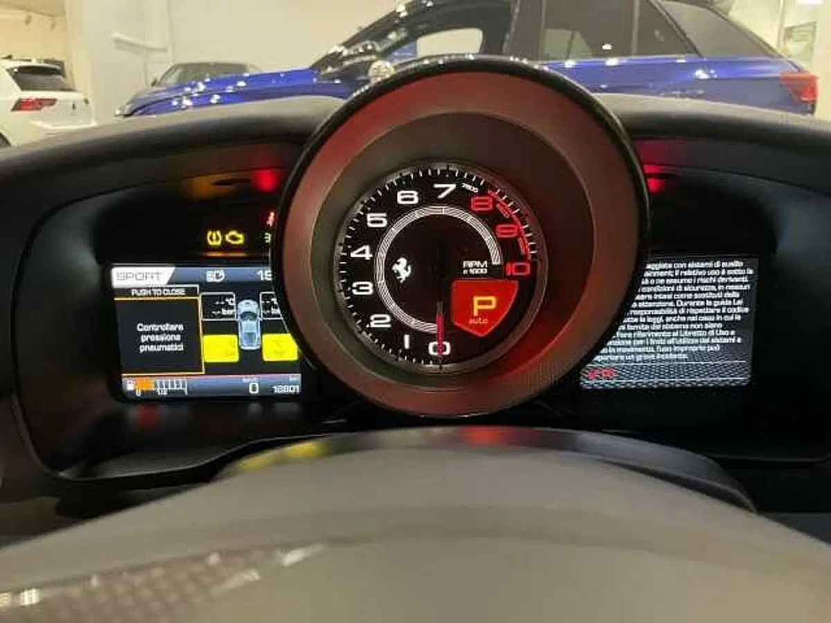 Ferrari F8 Coupé usata a Napoli (9)