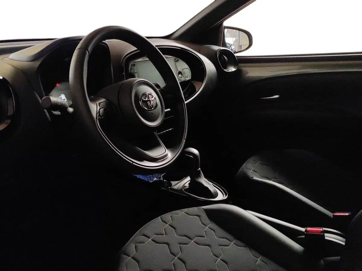 Toyota Aygo X usata a Milano (8)