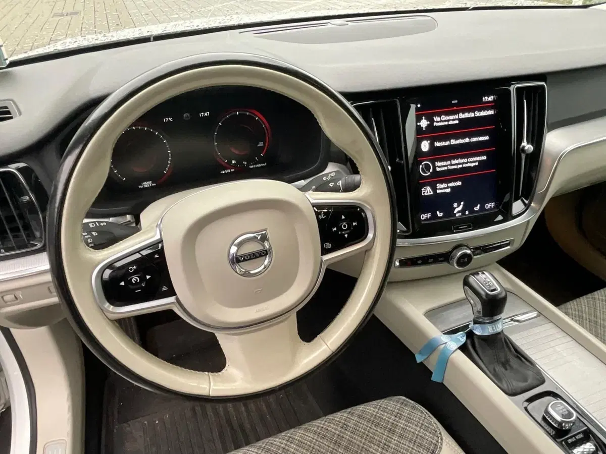Volvo V60 Cross Country usata a Como (11)