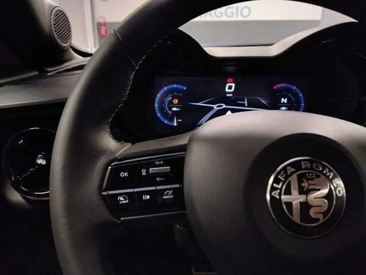 Alfa Romeo Junior nuova a Milano (16)