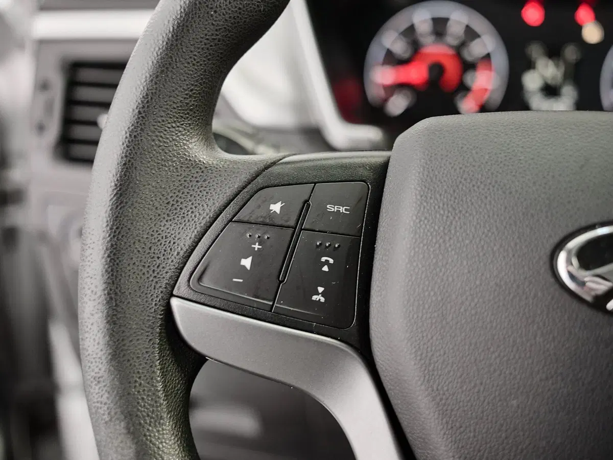 Mahindra KUV100 usata a Prato (9)