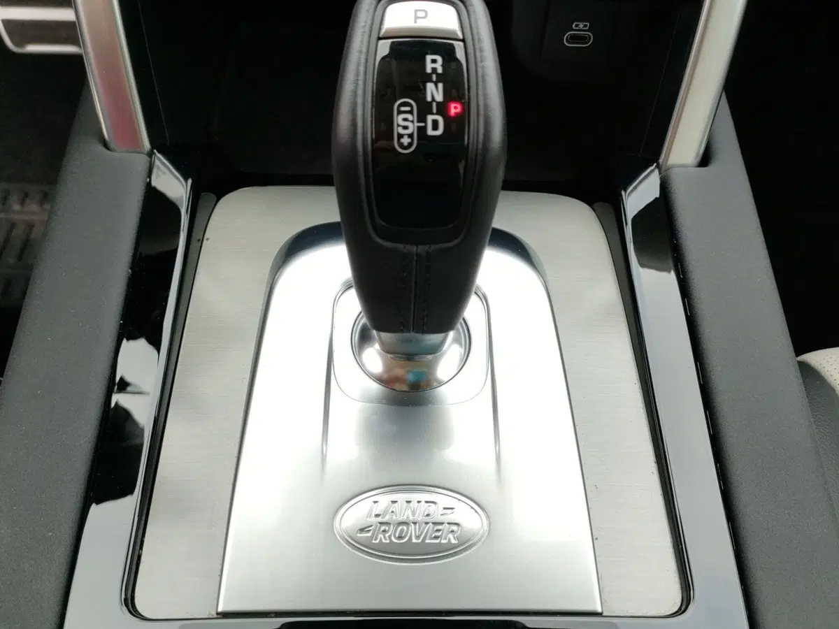 Land Rover Discovery Sport usata a Lecco (17)