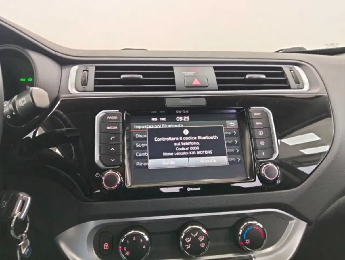 Kia Rio usata a Como (13)