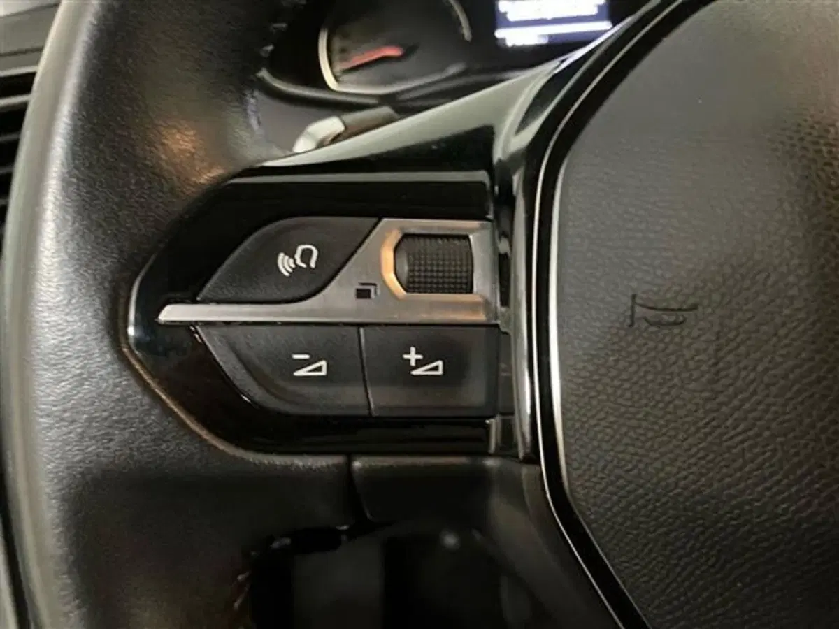 Peugeot 208 usata a Como (17)