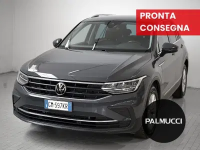 Volkswagen Tiguan 2.0 TDI SCR Life del 2022 usata a Prato