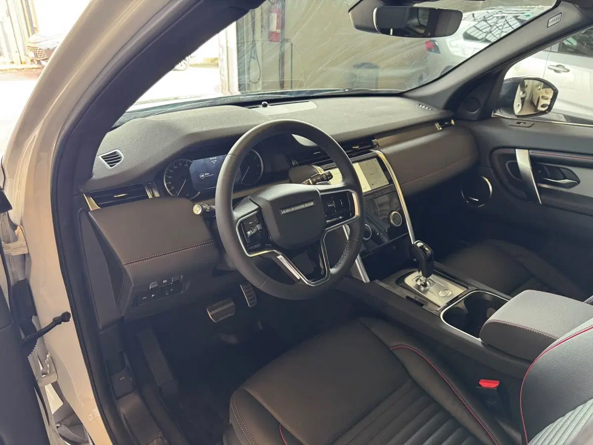 Land Rover Discovery Sport nuova a Monza e Brianza (12)