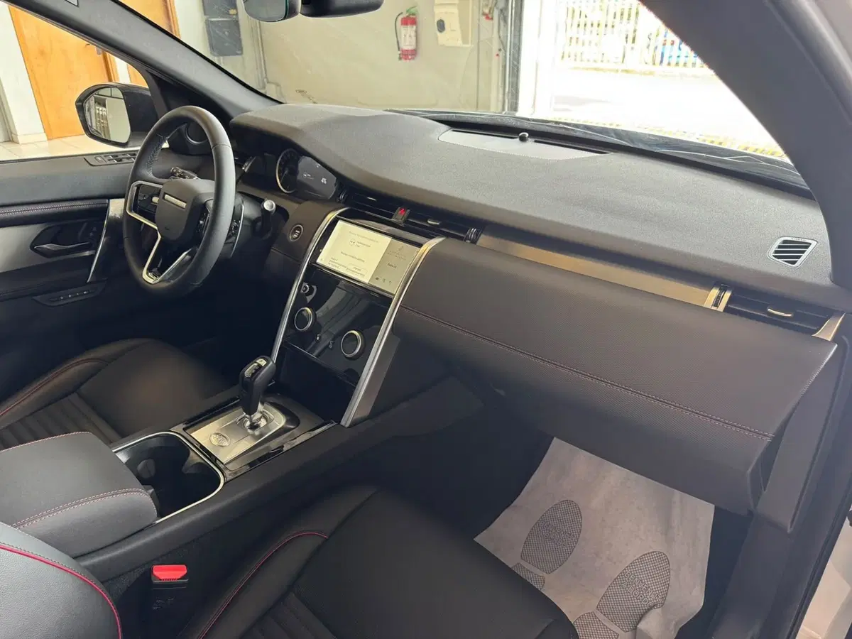 Land Rover Discovery Sport nuova a Monza e Brianza (14)