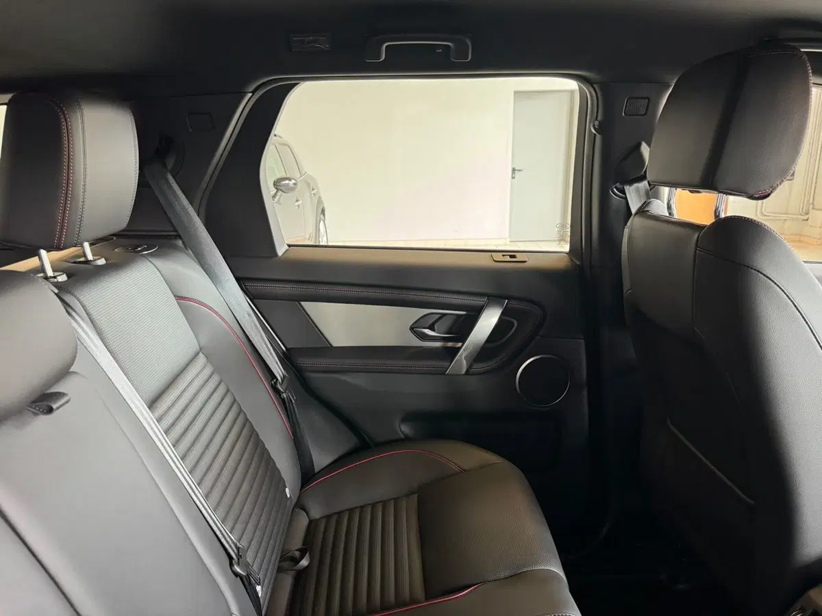 Land Rover Discovery Sport nuova a Monza e Brianza (15)