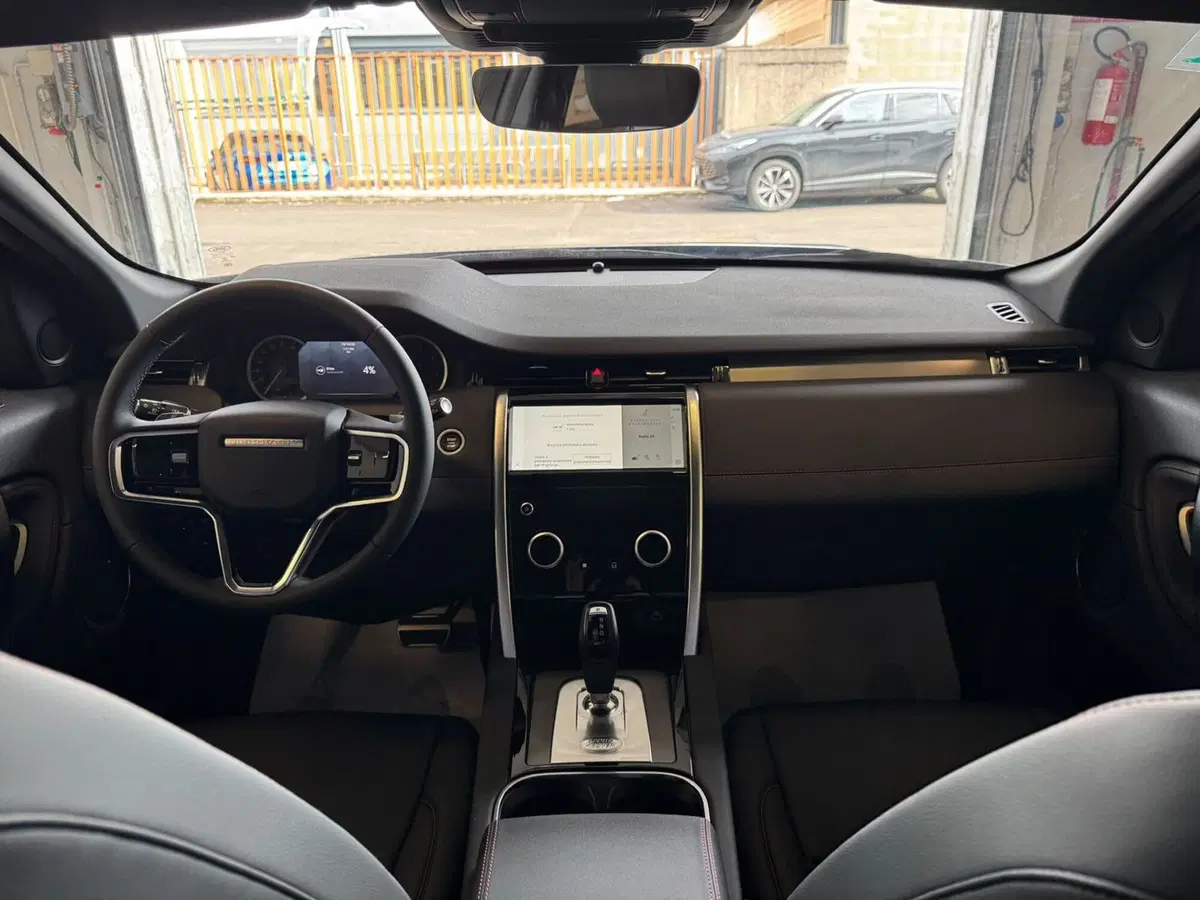 Land Rover Discovery Sport nuova a Monza e Brianza (9)