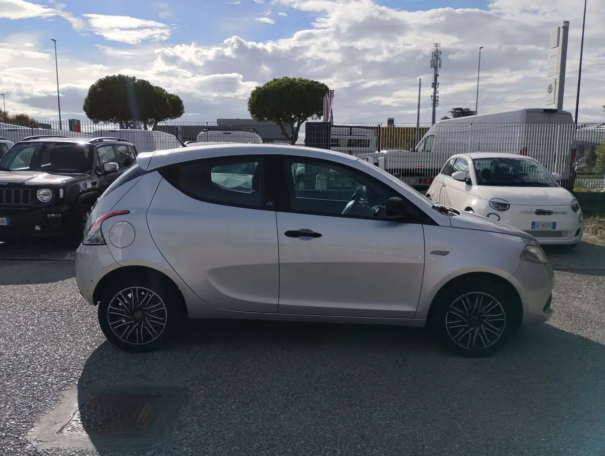 Lancia Ypsilon usata a Ravenna (11)