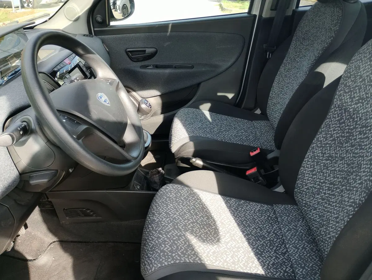 Lancia Ypsilon usata a Ravenna (3)