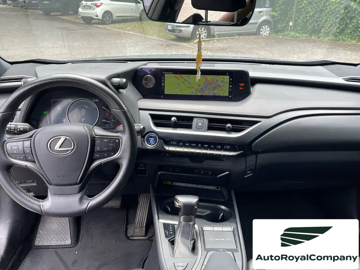 Lexus UX usata a Roma (10)
