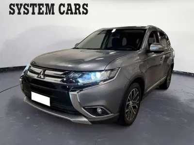 Mitsubishi Outlander 2.2 DI-D 4WD Instyle Plus SDA 7 posti del 2017 usata a Saronno