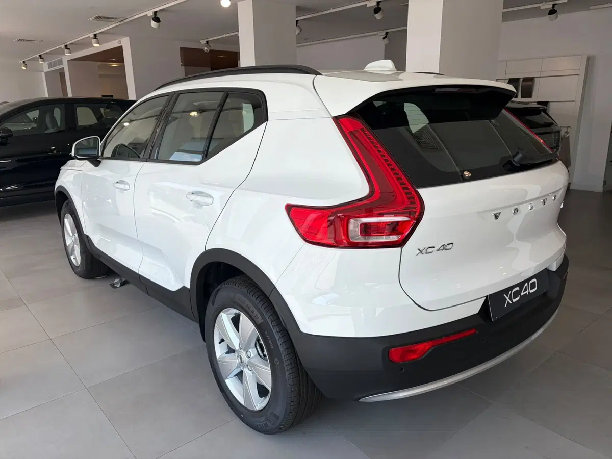 Volvo XC40 nuova a Napoli (2)