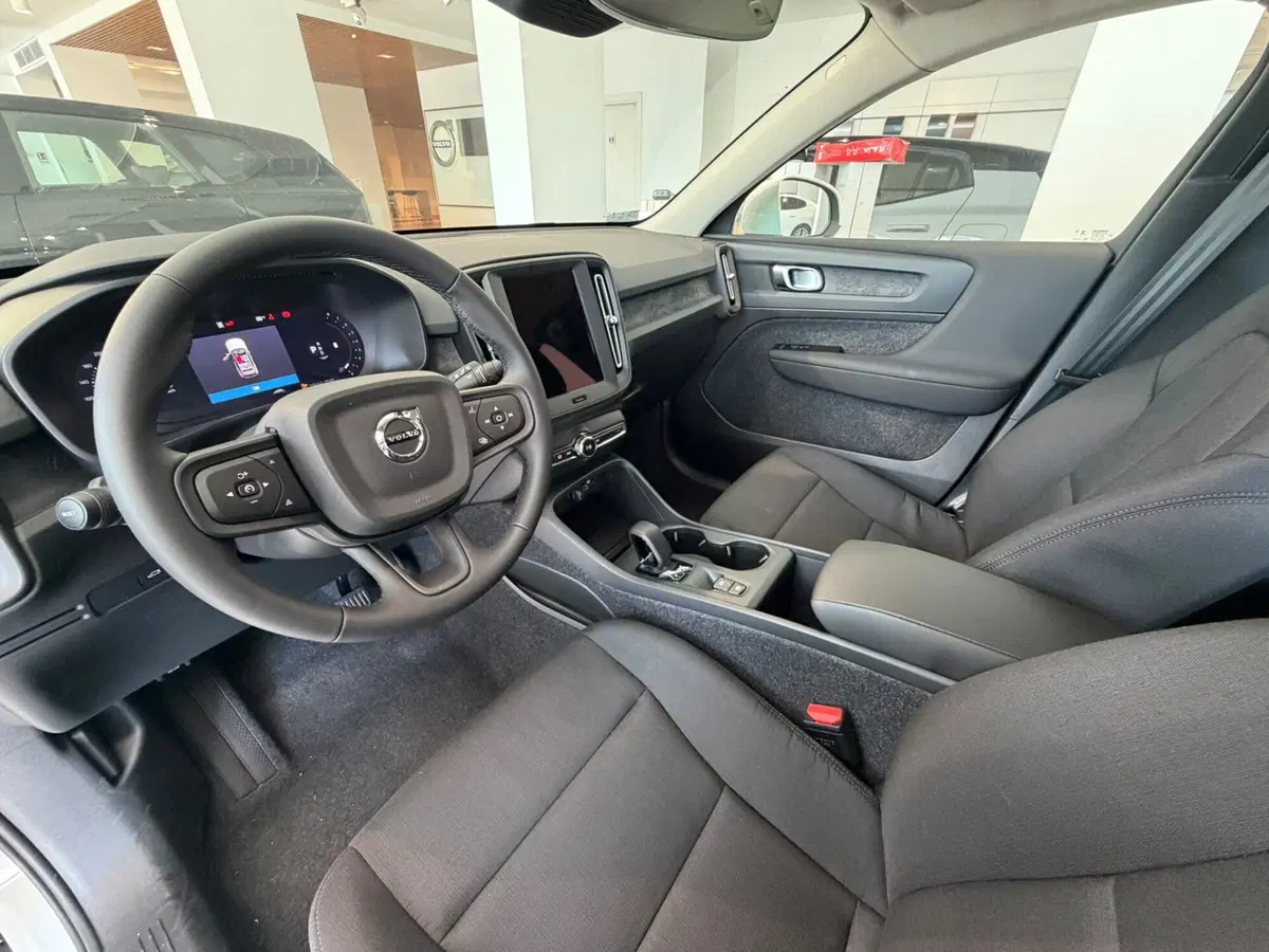 Volvo XC40 nuova a Napoli (3)