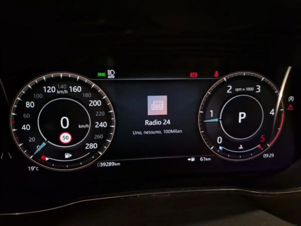 Jaguar E-Pace usata a Livorno (12)