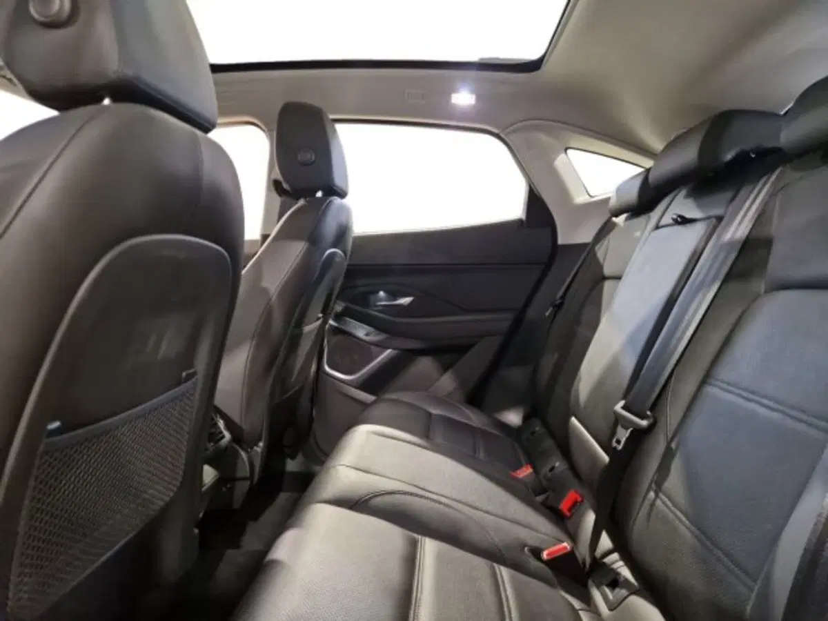 Jaguar E-Pace usata a Livorno (18)