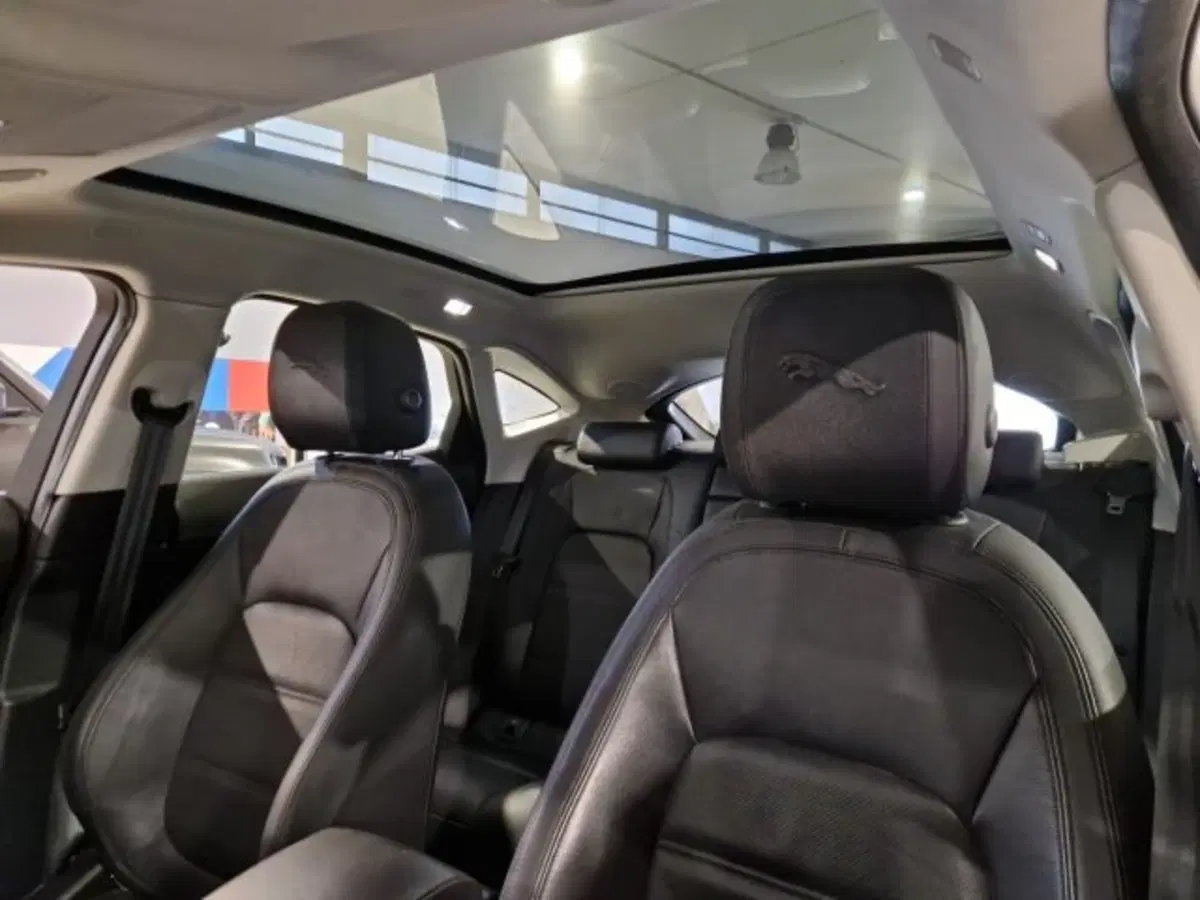 Jaguar E-Pace usata a Livorno (6)